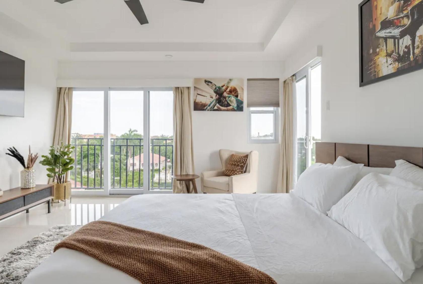 Luxe City Oasis 2Br With Rooftop Pool And Gym 킹스톤 외부 사진