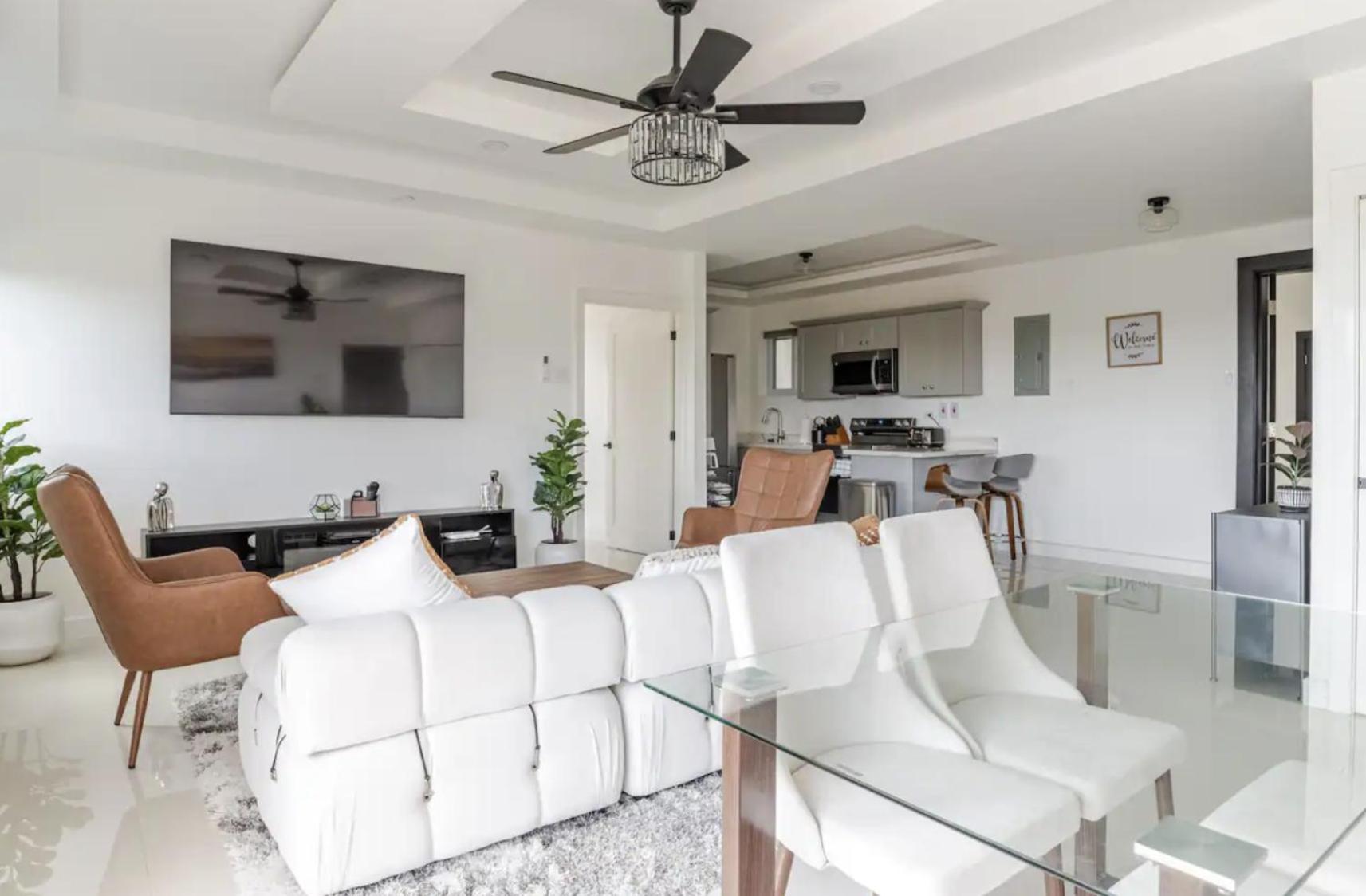 Luxe City Oasis 2Br With Rooftop Pool And Gym 킹스톤 외부 사진