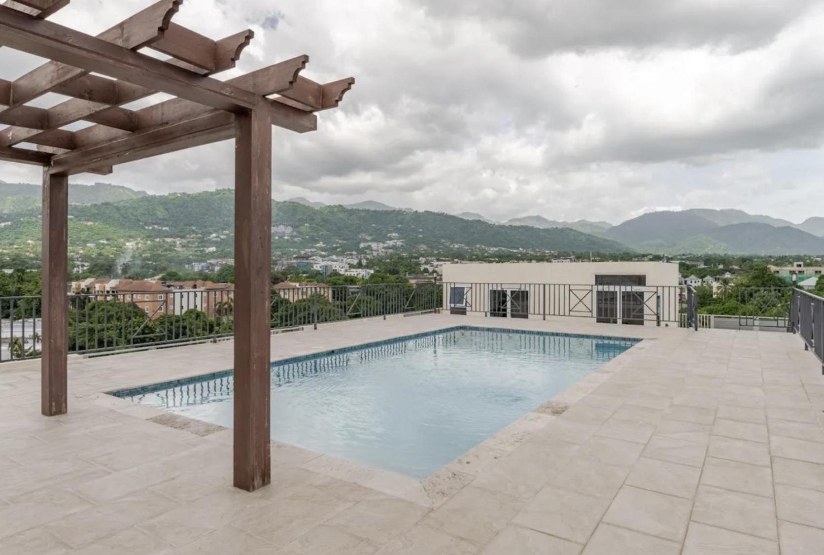 Luxe City Oasis 2Br With Rooftop Pool And Gym 킹스톤 외부 사진